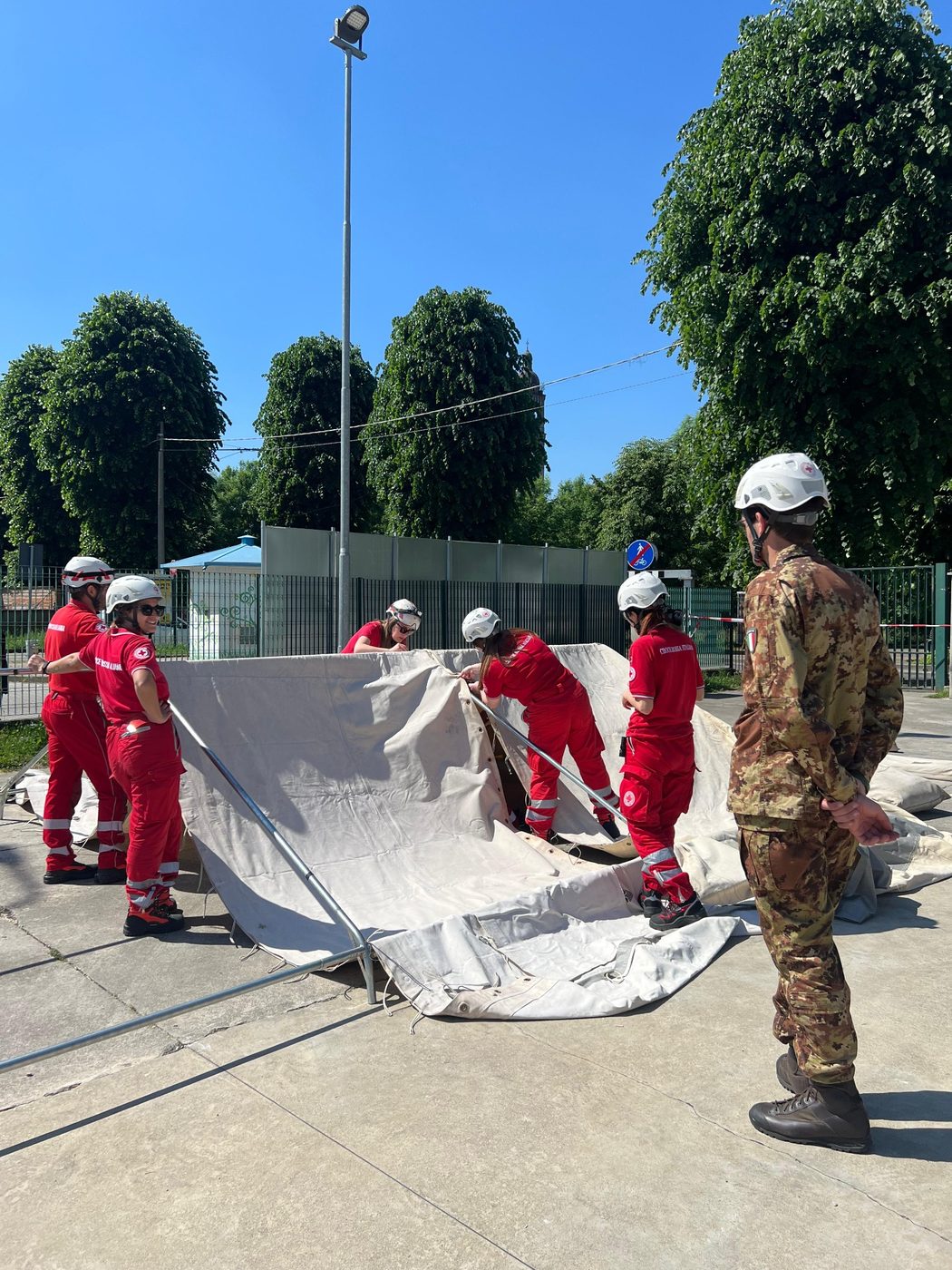 Volontari impegnati nell'allestimento di una struttura per attività di emergenza