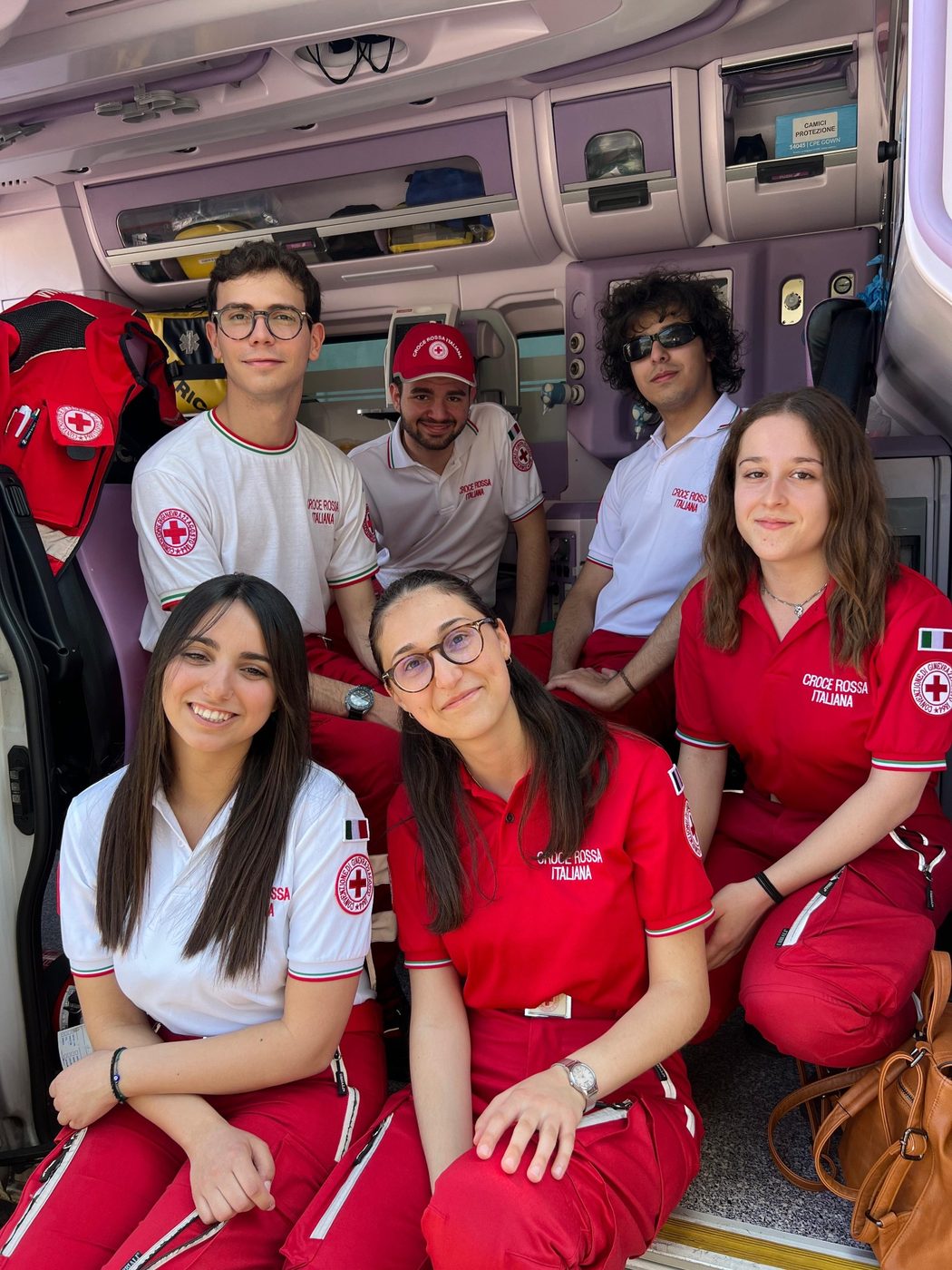 Giovani volontari della Croce Rossa Italiana all'interno di un'ambulanza