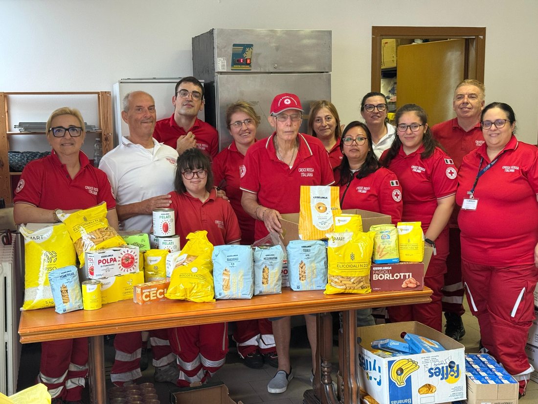 Volontari del Comitato con generi alimentari raccolti per il sostegno sociale