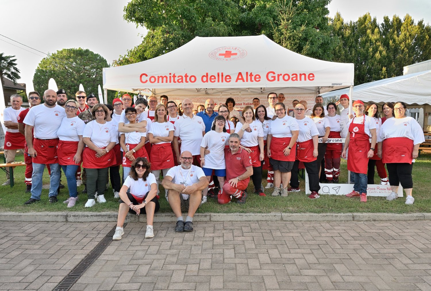 Volontarie e volontari della Croce Rossa Italiana, Comitato delle Alte Groane, insieme durante un evento